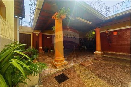 VENDO CASA EN BARRIO OBRERO