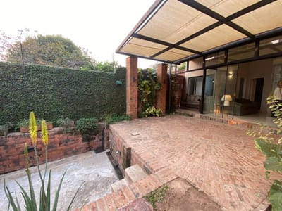 Coqueto loft 60m² con patio en Mburucuya 