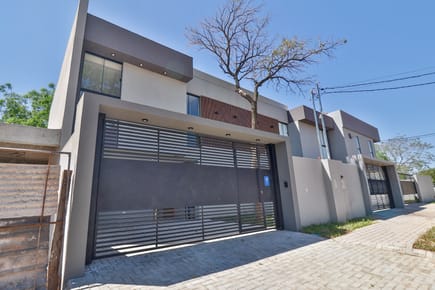 DÚPLEX DE DISEÑO EN VENTA – ZONA PLAZA MADERO (LUQUE)