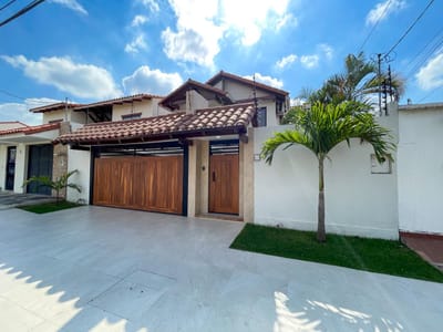 ESPECTACULAR CASA SOBRE AVENIDA EN VENTA