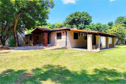 VENDO AMPLIA CASA EN SAN LORENZO
