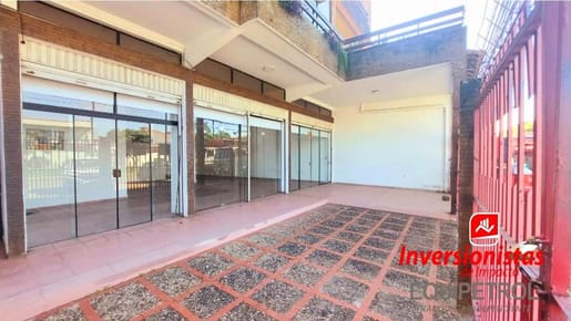 Sobre Avenida Local Comercial en Alquiler