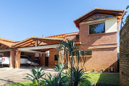 CASA DE 3 DORMITORIOS CON PISCINA EN CONDOMINIO