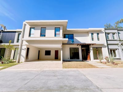 Se Vende Residencia En Exclusivo Barrio Cerrado De Asuncion