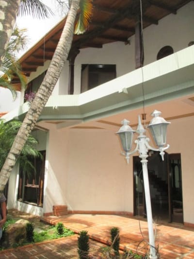 HERMOSA CASA A PRECIO DE LOTE con salida a 2 calles en zona super comercial