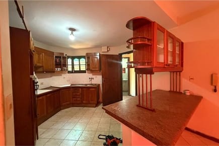 VENDO AMPLIA RESIDENCIA EN LAMBARE