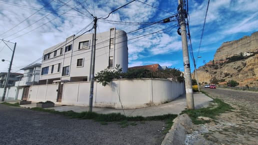 CASA EN VENTA INCLUYE 1 DEPARTAMENTO INDEPENDIENTE  ACHUMANI 