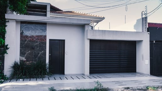 RESIDENCIA MODERNA Y AMOBLADA EN VENTA EN BARRIO LOS LAURELES-ASUNCION