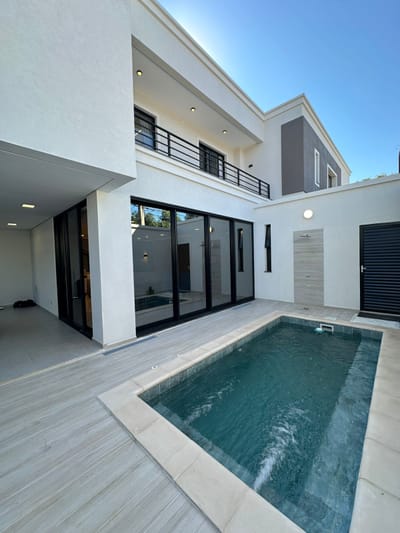 CASA AMOBLADA CON PISCINA EN BARRIO MBURUCUYA EN ALQUILER