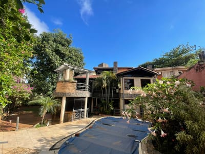 Casa de 3 plantas con Piscina y Patio garage 4 Vehículos en Asunción 
