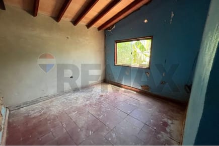 vendo casa a refaccionar en Lambaré