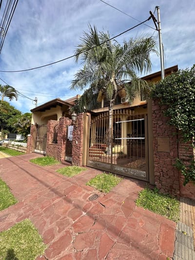 VENDO RESIDENCIA DE 3 DORMITORIOS DE 2 PISOS- BARRIO JARA