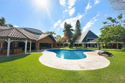 VENDO RESIDENCIA ZONA MBURUVICHA ROGA