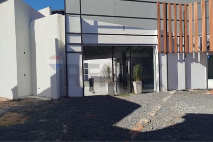ALQUILO AMPLIA OFICINA EN PLENO EJE CORPORATIVO!!!
