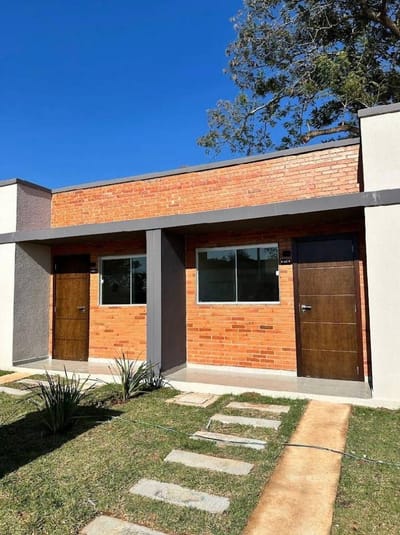 EN VENTA CASAS DE TRES DORMITORIOS EN BARRIO CERRADO ARASY III, AREGUA