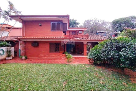 Casa con amplio terreno en Los laureles