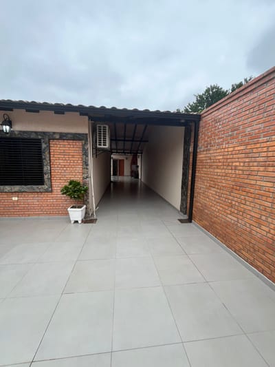 EN VENTA HERMOSA CASA EN ZONA ÑEMBY