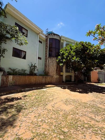 EN VENTA CASA - RESIDENCIA DE DISEÑO EN URBANIZACIÓN ARANJUEZ