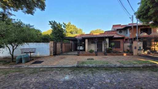 EN VENTA AMPLIA PROPIEDAD EN BARRIO MBOCAYATY CERCA DEL COLEGIO SANTA ANA