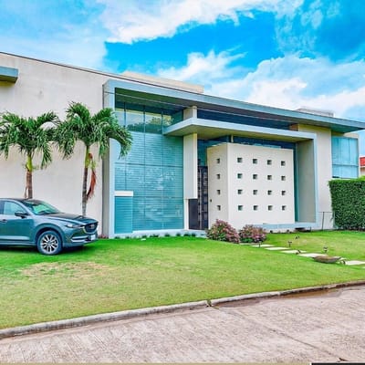 Hermosa Casa en Venta en el Urubo - Condominio Los Parques