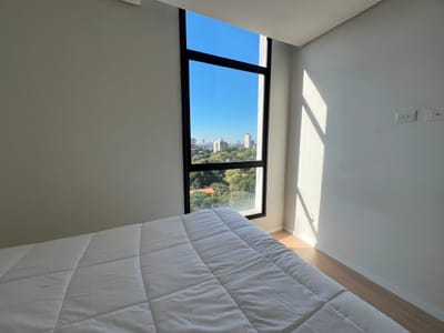 Alquiler – Departamento Amoblado De 2 Dormitorios, Doble Cochera Y Domótica