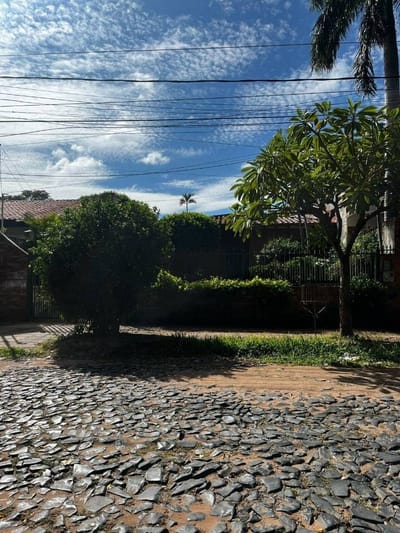 En venta – Casa tipo chalet en Barrio Jara, frente a Plaza Acosta Ñu