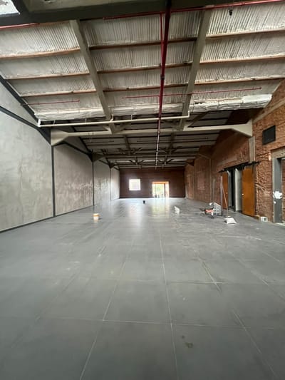 ALQUILO OFICINA EN COMPLEJO CORPORATIVO ZONA AV GRAL SANTOS.