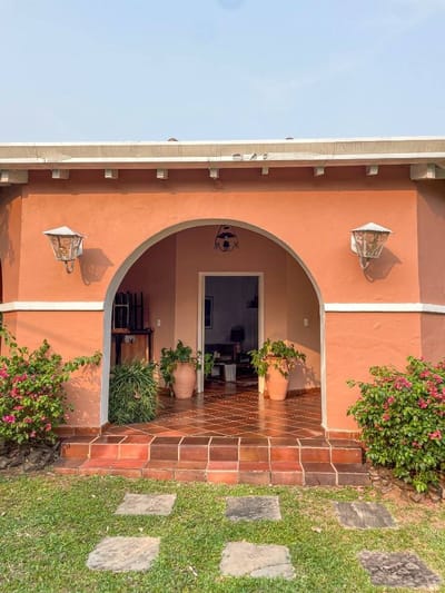 VENDO AMPLIA RESIDENCIA EN ESQUINA A CUADRAS DEL CLUB NÁUTICO - 1800 m² 