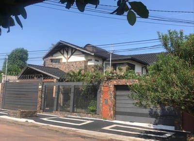 Venta de Casa de 5 Dormitorios en Lambaré, barrio Kennedy 
