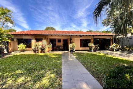 Residencia de lujo totalmente amoblada en Luque – Zona Ybapuru c/ Mangales