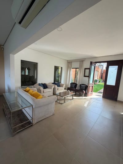 *En Alquiler* *Casa de 3 dormitorios + servicio en condominio cerrado, Luque