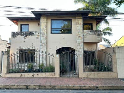 En venta casa en esquina en Lambaré - Valle Apu a 1