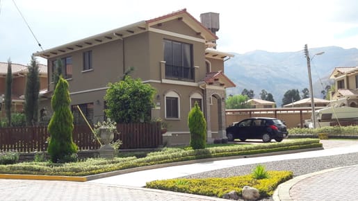 Preciosa Casa en Venta en Condominio La Serena Tiquipaya - Cochabamba
