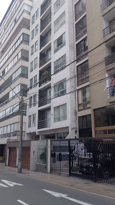Exclusivo Depto En Miraflores - Vista Parcial Al Mar 