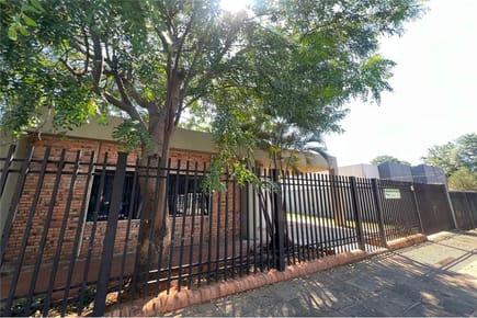 VENDO AMPLIA CASA EN SAN LORENZO     J.A