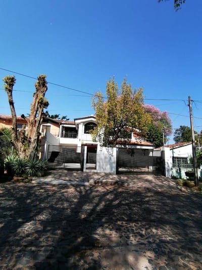 VENDO – Hermosa Casa en Barrio Mburucuyá, Asunción.