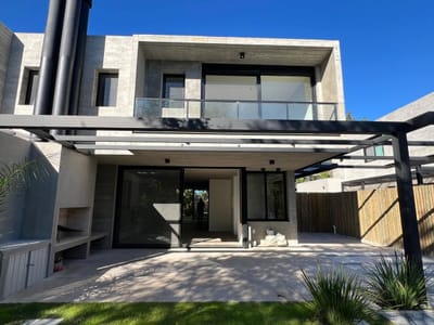 Venta Casa En Barrio Parques - 3 Dormitorios