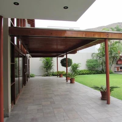 Vendo casa frente a la universidad de Lima  La Molina