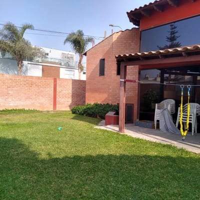 Vendo casa en esquina en Molina Vieja  La Molina
