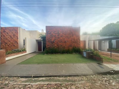 VENDO CASA EN BARRIO CERRADO LUQUE LIMPIO LIMPIO