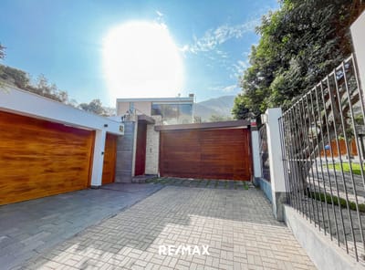 Exclsuiva casa en venta en La Planicie