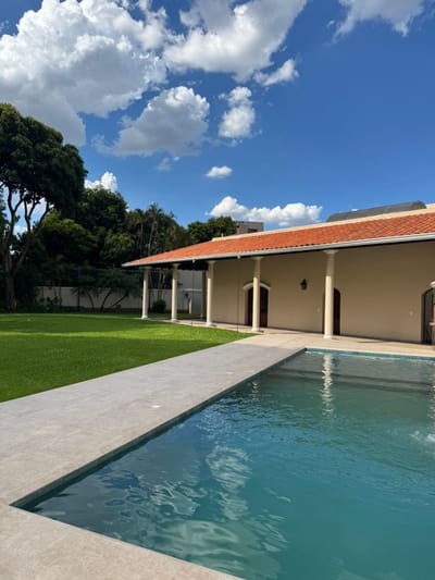 ALQUILO LUJOSA CASA  CON PISCINA Y DE 4 DORMITORIOS EN YKUA SATI