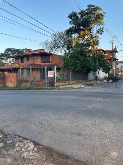 TERRENO CON CASA A DEMOLER EN VENTA