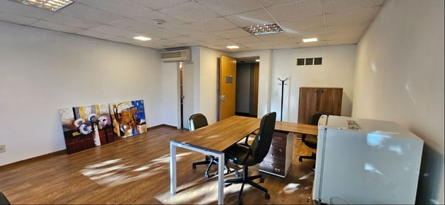Estupenda oficina en WTC sobre Luis Alberto de Herrera, ideal clínica, estudio de  profesionales, etc.. Cuenta con escritorio, aire acondicionado, sillas de computadora.