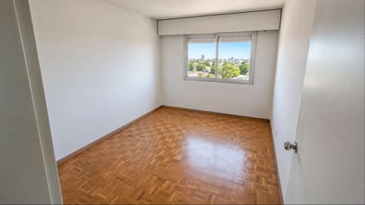 Venta Apartamento Malvin-Buceo 2 Dormitorios 1 Baño,  amplio garaje, sobre Avda Italia esquina Comercio