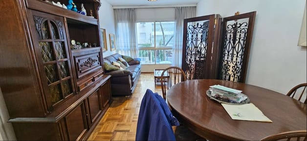Venta apartamento en Pocitos, 3 dormitorios, patio y garaje. U$S 285.000
