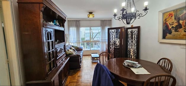 Venta apartamento en Pocitos, 2 dormitorios, y servicio, patio y garaje. U$S 285.000