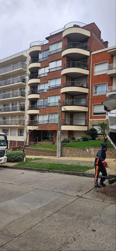 Divino  apartamento en venta  a  50 metros de la rambla,  Malvín-Punta Gorda  3 dormitorios y servicio, patio c/parrillero, con garaje