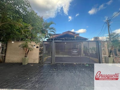 Casa en venta c/ cochera en Mbachio I