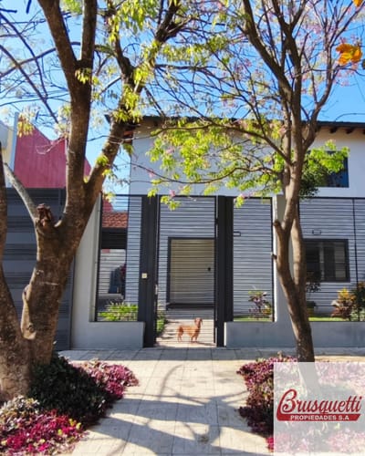 Casa en venta c/ cochera en Loma Pytá